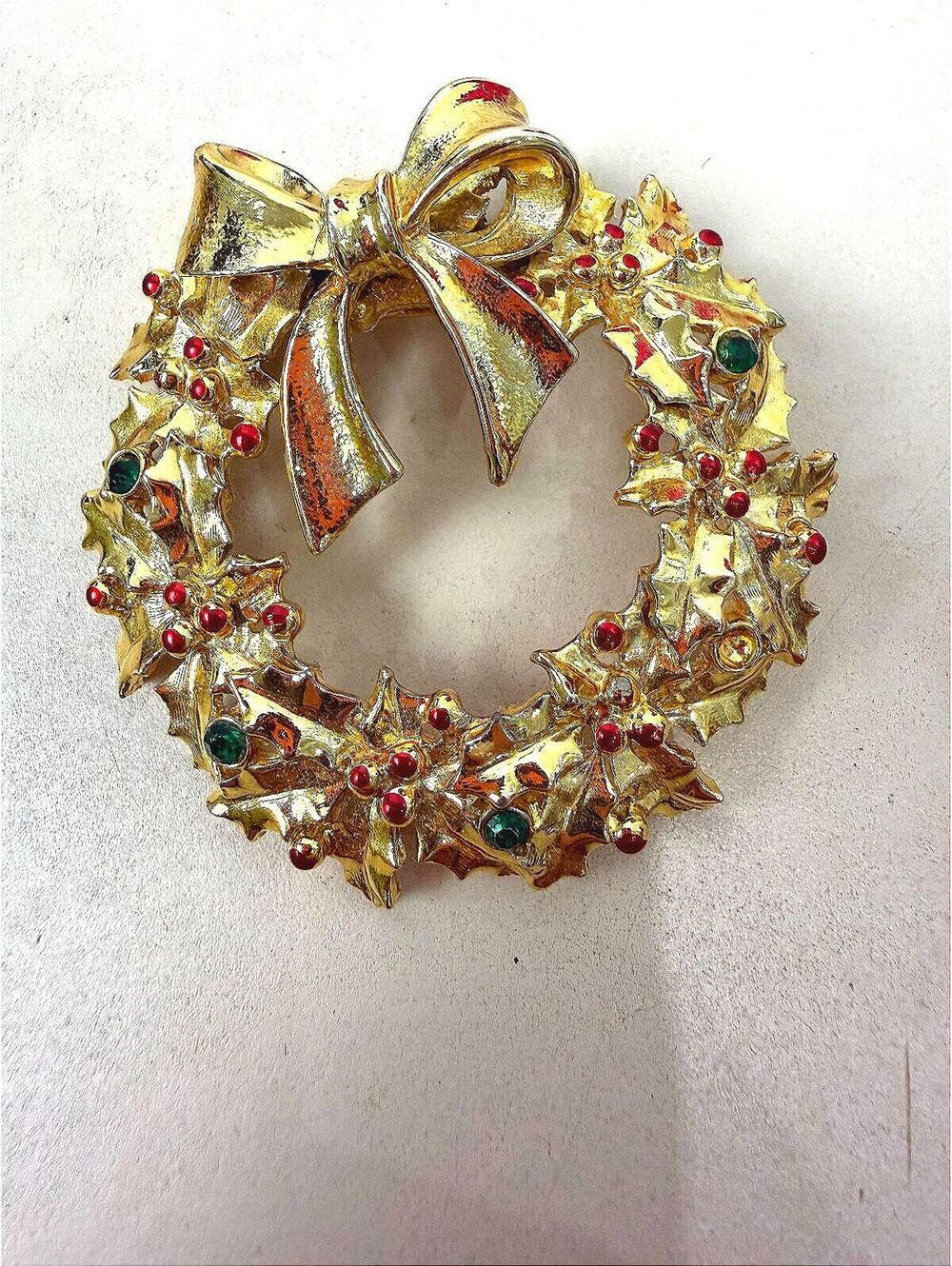 Tancer II Vintage Gold Tone Christmas Wreath Brooch with Red and Green Accents